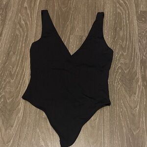 Aritzia - Babaton Black V-Neck Bodysuit